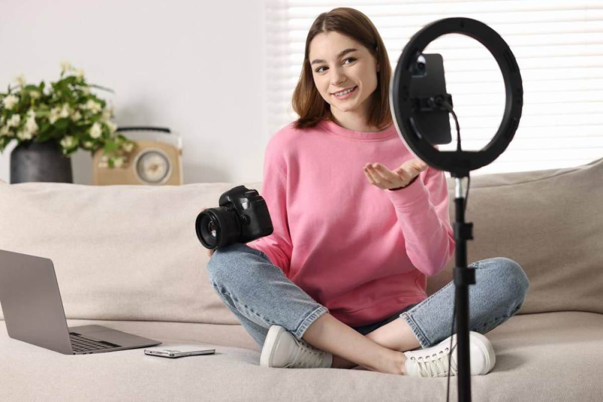 Kobieta przy laptopie — praca modelki internetowej