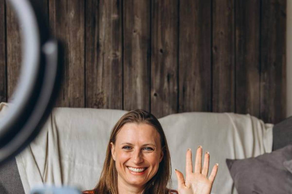 Kobieta planuje tydzień w kalendarzu